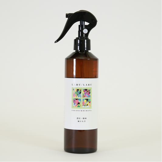 LARU/LARU消臭・除菌ミスト|300mlスプレーボトル
桜、楓、小麦、蜜柑、大豆、松、緑茶、白樺、杉の9種類の天然素材を調合して作られています。嫌な臭いの元である、アンモニアや汗や足の臭いとして知られる、イソ吉草酸(イソキッソウサン)を99%以上減少させます。